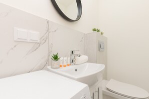 Shower, towels - Studio Metro Wilanowska by Renters (Warsaw)