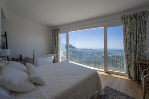 6 bedrooms, desk, iron/ironing board, travel cot