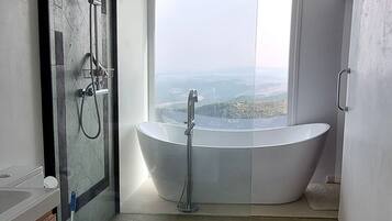Douche, sĂšche-cheveux, bidet, serviettes fournies