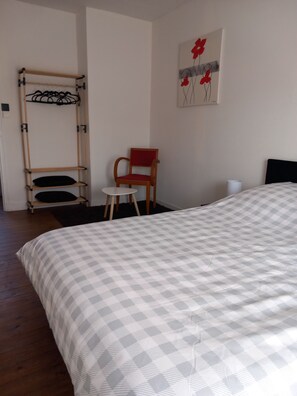 2 bedrooms, desk, iron/ironing board, free WiFi