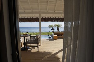 Ropa de cama de alta calidad y caja de seguridad en la habitación