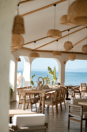 Restaurant. Glenn Hotel & Beach