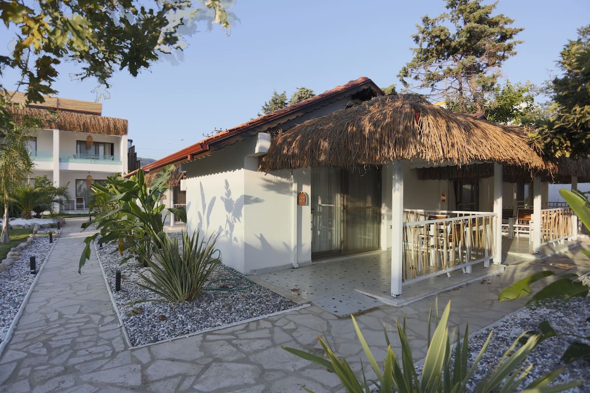 Bungalow Standard, vista cortile | 1 camera, biancheria da letto di alta qualità, una cassaforte in camera