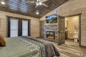 3 bedrooms, iron/ironing board, travel cot, free WiFi - New!Amazing Pricing!Near Dollywood/Pkwy, IndoorPool/Game Room/HotTub (SEVIERVILLE)