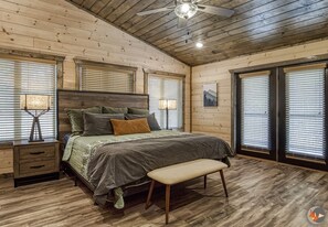 3 habitaciones, tabla de planchar con plancha y cuna de viaje 