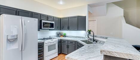 Réfrigérateur, micro-ondes, four, lave-vaisselle