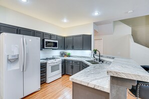 Fridge, microwave, oven, dishwasher - Henderson Retreat ~ 14 Mi to The Las Vegas Strip! (Henderson)