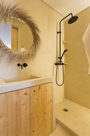 Chuveiro, secador de cabelo, toalhas de banho, sabonete