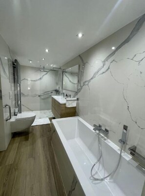 Serviettes fournies, papier toilette