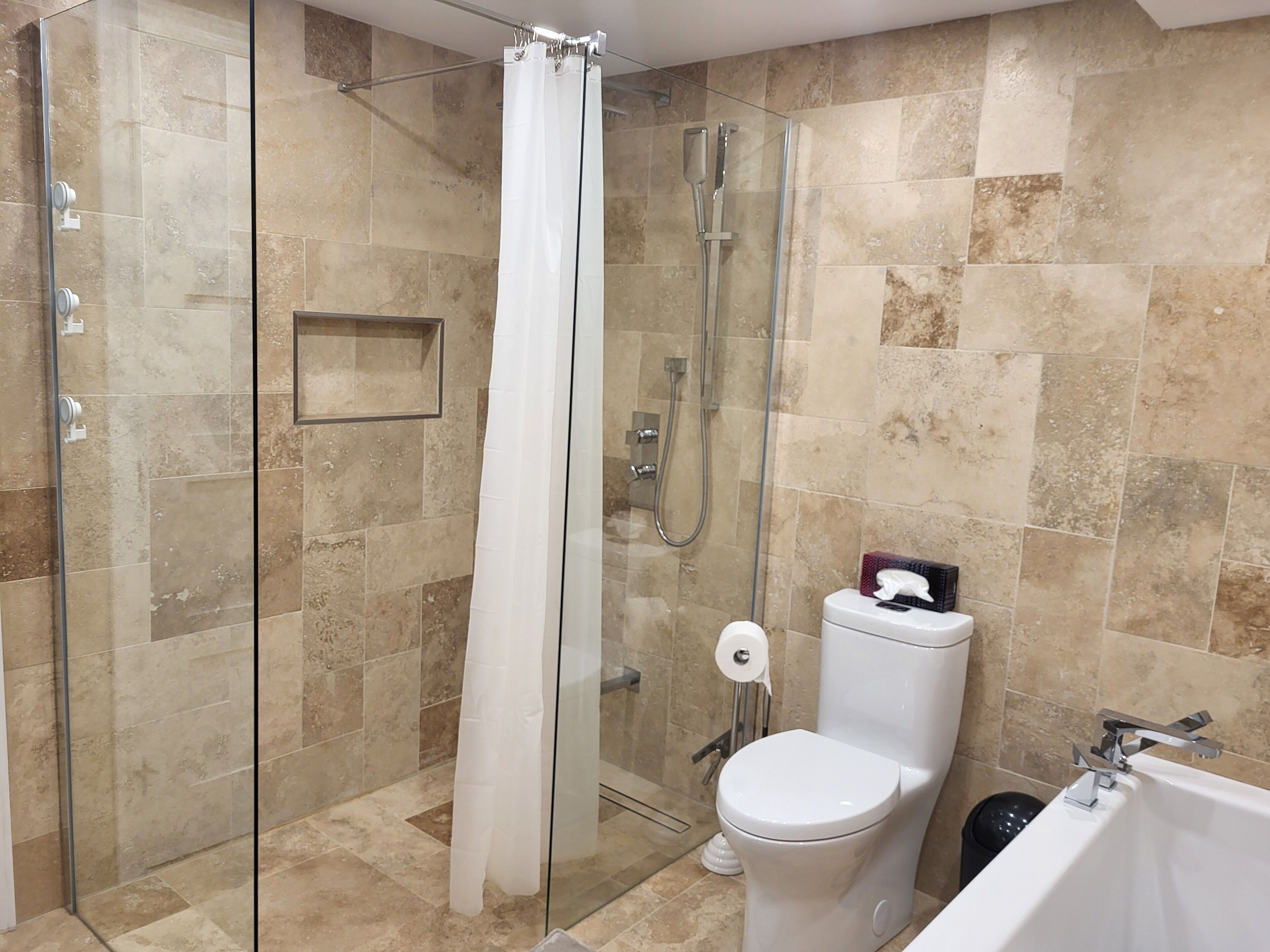 Douche, sèche-cheveux, serviettes fournies, savon
