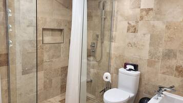 Douche, sèche-cheveux, serviettes fournies, savon
