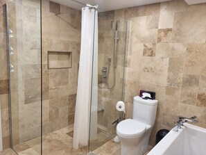 Dusj, hårføner, håndklær og såpe