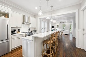 雪櫃、微波爐、焗爐、爐具