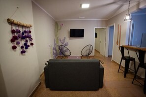 TV - 2 BEDROOM APT #3 (Salta)