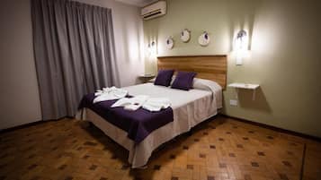 1 dormitori, planxa i posts de planxar, wifi i roba de llit