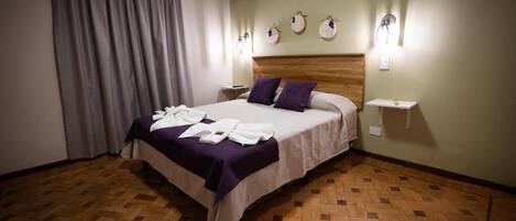 1 dormitori, planxa i posts de planxar, wifi i roba de llit