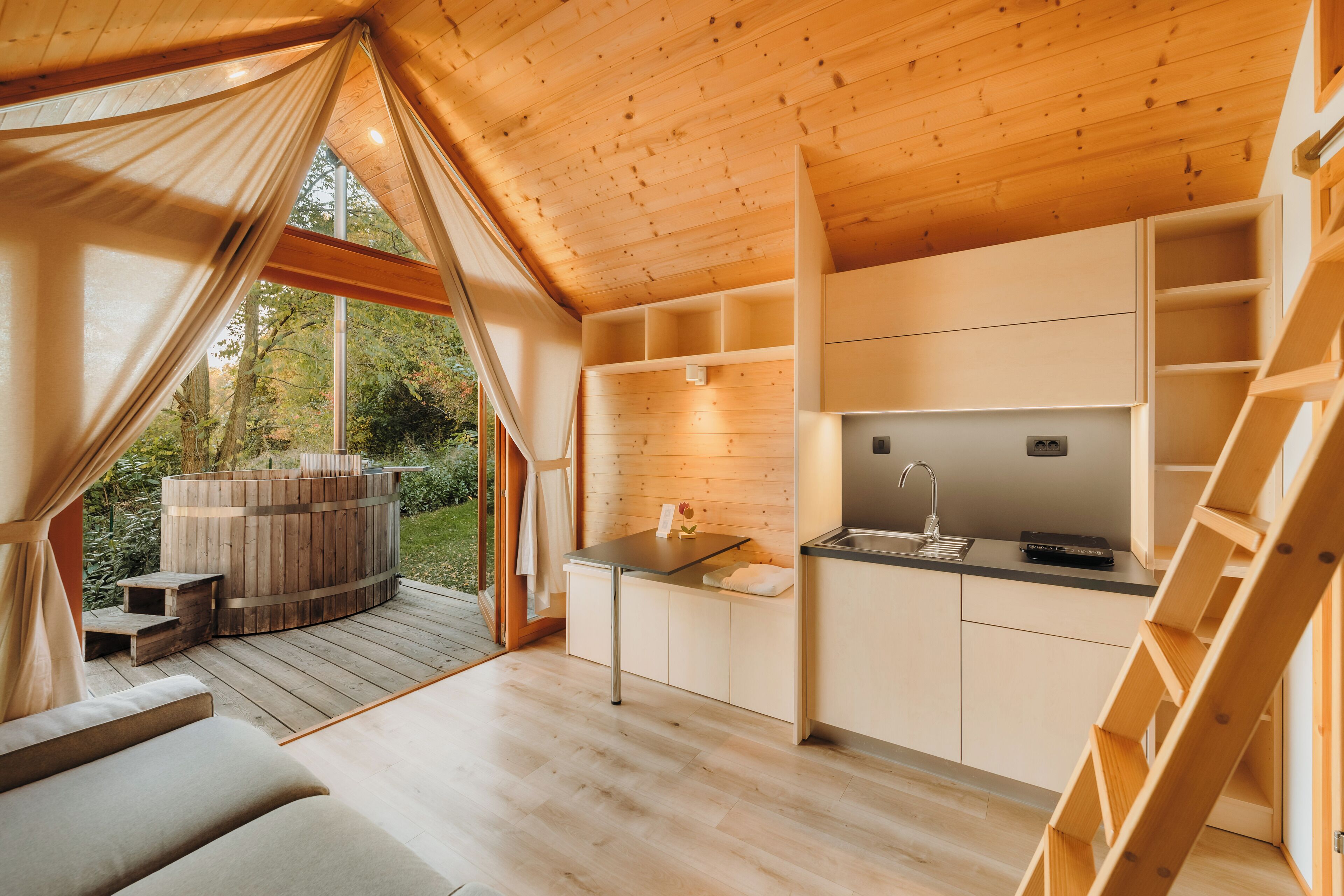 Premium-Ferienhütte, Sauna, Blick auf die Anlage | Terrasse/Patio