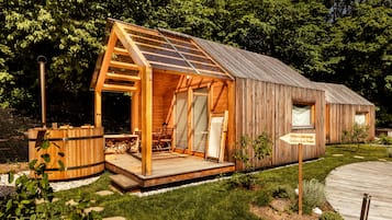 Basic Cabin, Hot Tub, Resort View | Desk, soundproofing, free cots/infant beds, bed sheets