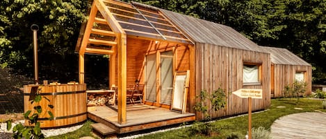 Stuga Basic - bubbelpool - utsikt mot resort | Skrivbord, ljudisolering, gratis barnsängar och sängkläder