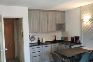 Réfrigérateur, four à micro-ondes, un four, surface de cuisson