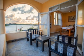 Couples treatment rooms, body treatments, deep-tissue massages