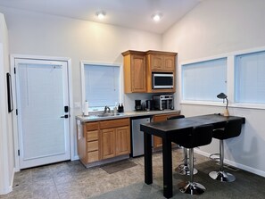 Kühlschrank, Mikrowelle, Wasserkocher mit Kaffee-/Teezubehör