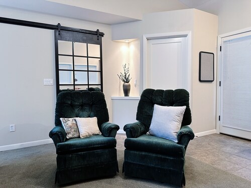 Well-furnished garden-view space. Near Mt Tabor & Hawthorne. Accessible design!