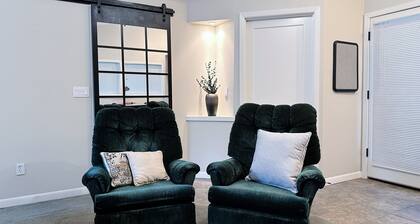 Well-furnished garden-view space. Near Mt Tabor & Hawthorne. Accessible design!