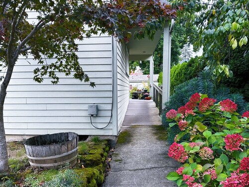 Well-furnished garden-view space. Near Mt Tabor & Hawthorne. Accessible design!