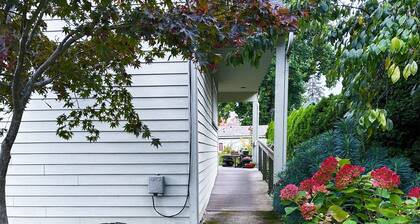 Well-furnished garden-view space. Near Mt Tabor & Hawthorne. Accessible design!