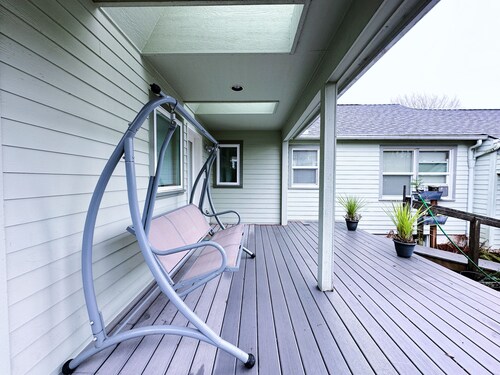 Well-furnished garden-view space. Near Mt Tabor & Hawthorne. Accessible design!