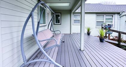 Well-furnished garden-view space. Near Mt Tabor & Hawthorne. Accessible design!