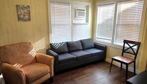 Smart TV - Rip Tide! DB4--1 Bedroom/1 Bath Standard Cottage, Walk to the Beach, Dogs OK! (Port Aransas)
