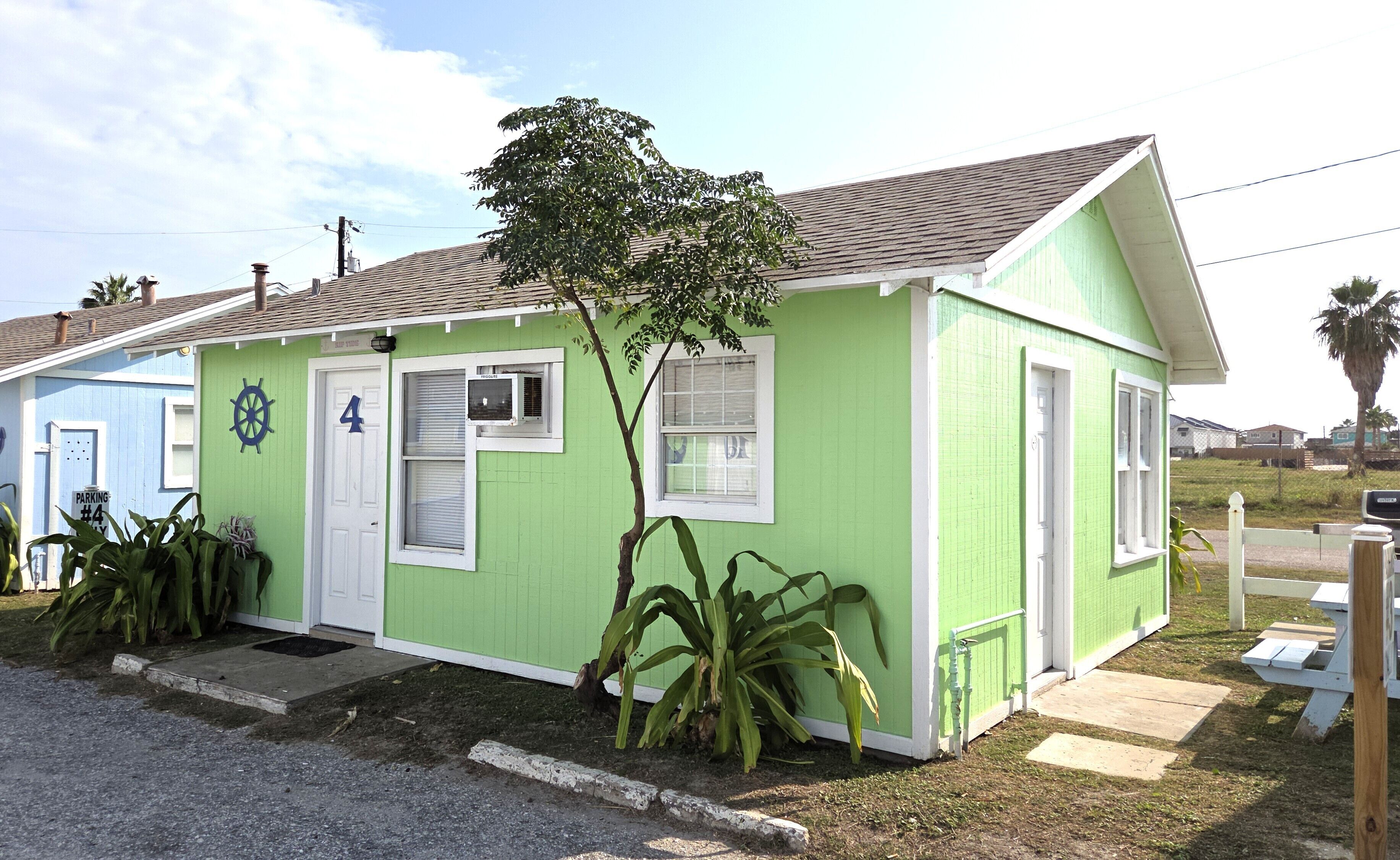 Welcome to Rip Tide!  This 1 BR/1 bath cottage has a living room and kitchen