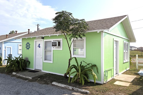 Welcome to Rip Tide! This 1 BR/1 bath cottage has a living room and kitchen