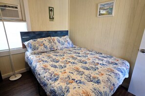 1 bedroom, free WiFi, bed sheets, wheelchair access - Rip Tide! DB4--1 Bedroom/1 Bath Standard Cottage, Walk to the Beach, Dogs OK! (Port Aransas)
