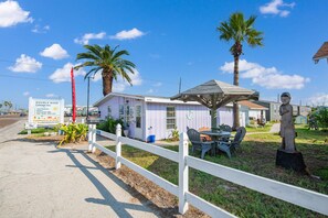 Outdoor dining - Rip Tide! DB4--2 Bedroom/1 Bath Standard Cottage, Walk to the Beach, Dogs OK! (Port Aransas)