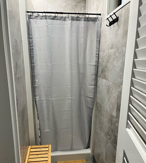 Douche, savon, shampooing, papier de toilette