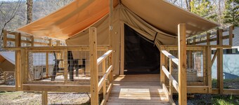 Deluxe Green River Glamping Tent in nature with wood burning oven!