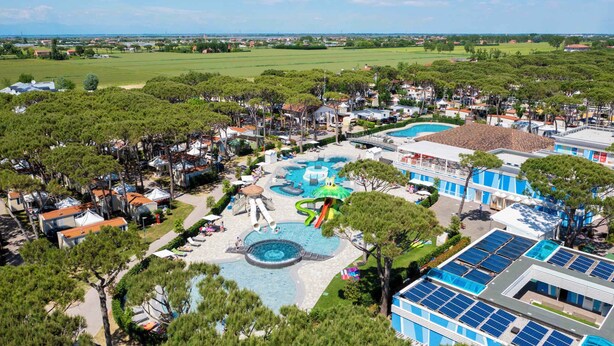 A resort with multiple swimming pools, a water park, and solar panels. - Mobile home with terrace (Cavallino-Treporti)
