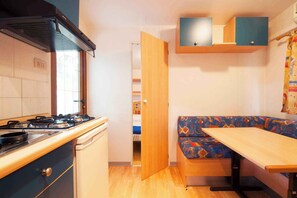 Fridge, stovetop, dishwasher