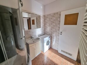 Dusche, Haartrockner, Handtücher, Seife