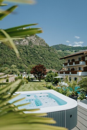 Seasonal outdoor pool, open 6:00 AM to 7:00 PM, pool umbrellas - Hotel Bischofhof - Bistro Jasmin (Chiusa)