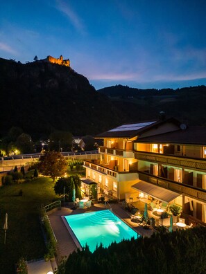 Piscina externa sazonal, funciona das 6h às 19h, guarda-sóis