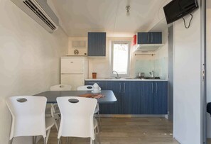 Een koelkast, een kookplaat, een vaatwasser