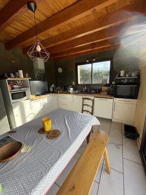 Fridge, microwave, oven, electric kettle - Maison de Campagne Avec Piscine Privative Chauffée (Saint-Constant-Fournoulès)