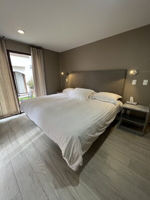 Phòng đôi Executive | Nệm có lớp đệm bông, trang trí khác biệt 