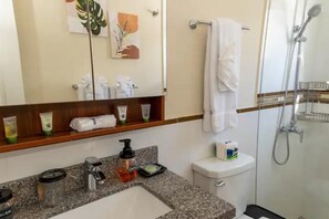 Bathroom - Brooks Unique Retreat -Jacuzzi, Grill, Pool, Beach (Lucea)