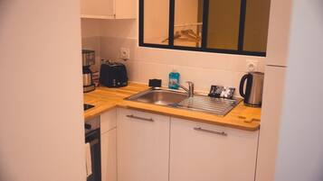 Een koelkast, een microgolfoven, een oven, een kookplaat