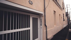 A beige building with a white gate and a number "40" sign. - Le Racine, Charmant T3 en Centre Ville (Tours)